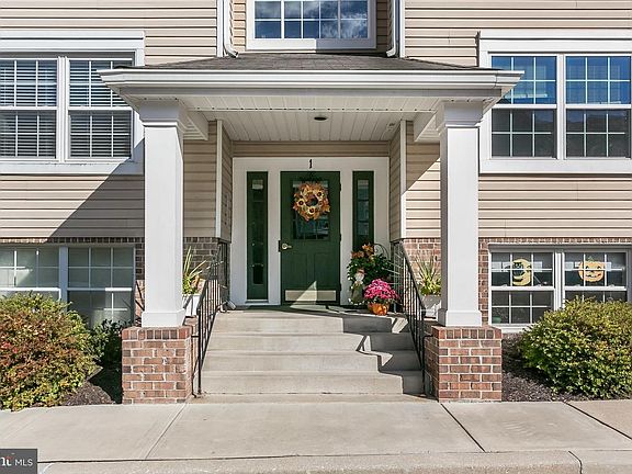 3rd image of 1 Ginford Pl Unit 302