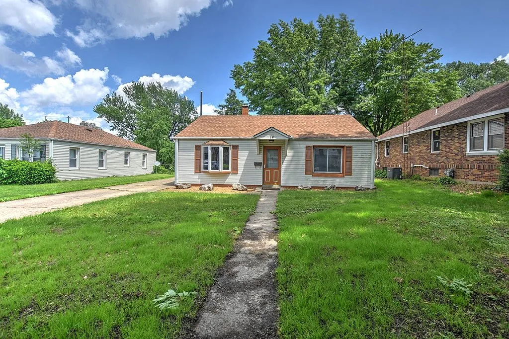 14 East Dr photo 1