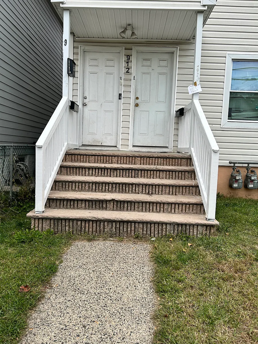 Building Photo - 912 W 3rd St #2