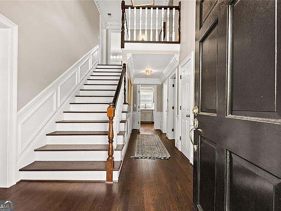 4th image of 877 Guinevere Way SW