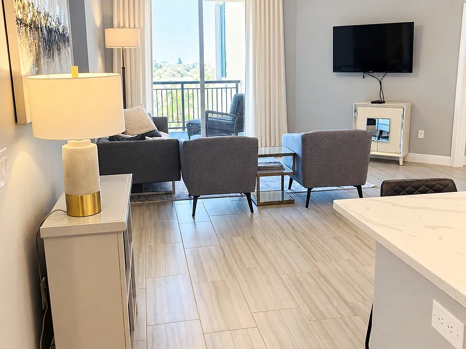 800 N Tamiami Trl #606