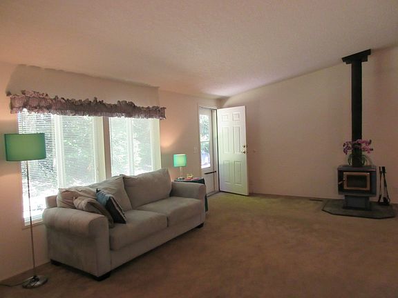 3rd image of 4933 Sandra Ln NE