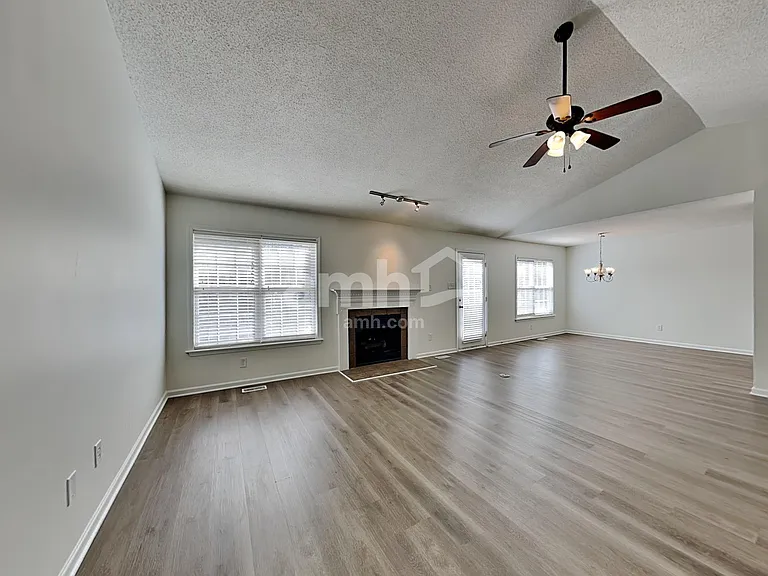 135 Kentucky Derby Dr — Photo 6