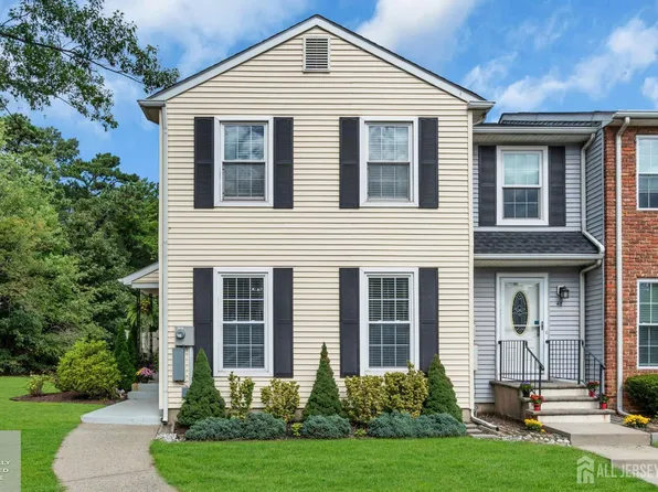 49 Lantern Ln, Sayreville, NJ 08872