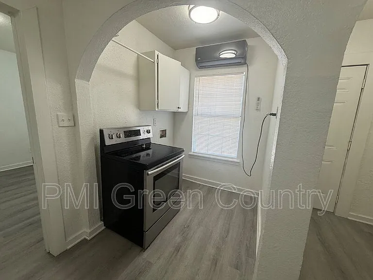 2430 E Pine St — Photo 4