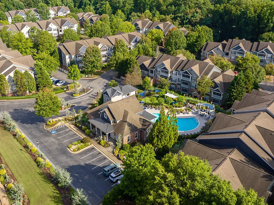Discover our stunning clubhouse, sprawling pool deck, and lush landscapes - your ideal apartment in Acworth!