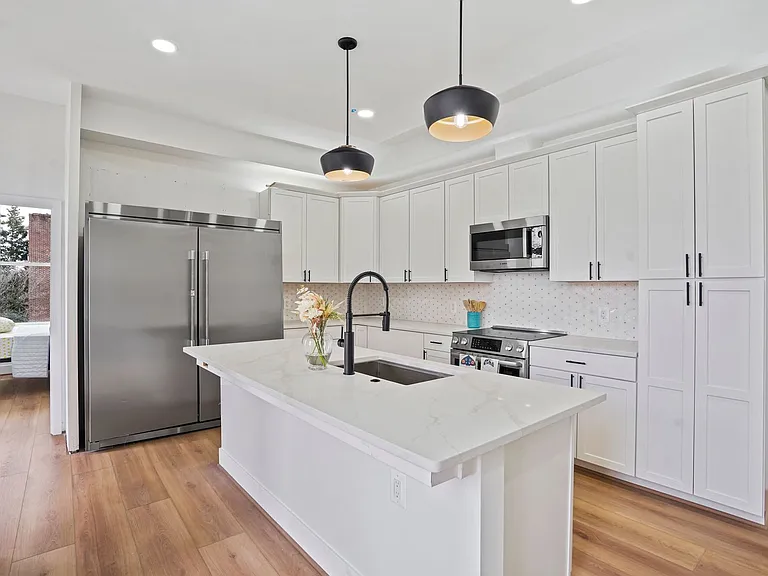 235 F St NE — Photo 32