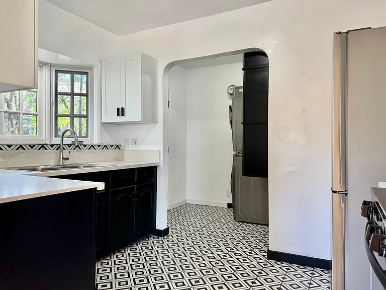 2927 S West View St #1 — Photo 15