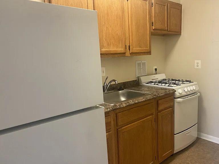 Silver Spring Towers — Photo 18