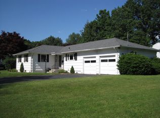 4 Edgebrook Dr, West Hartford, CT 06117