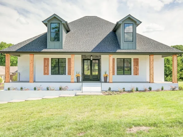 517 Country Club Dr, Dickson, TN 37055