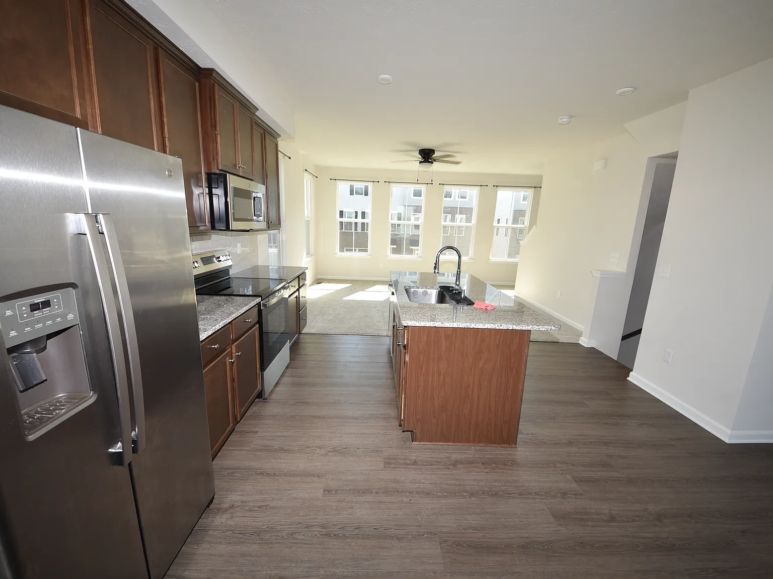 4 bed, 3.5 bath, 1715 sqft, $2,395 — Photo 2