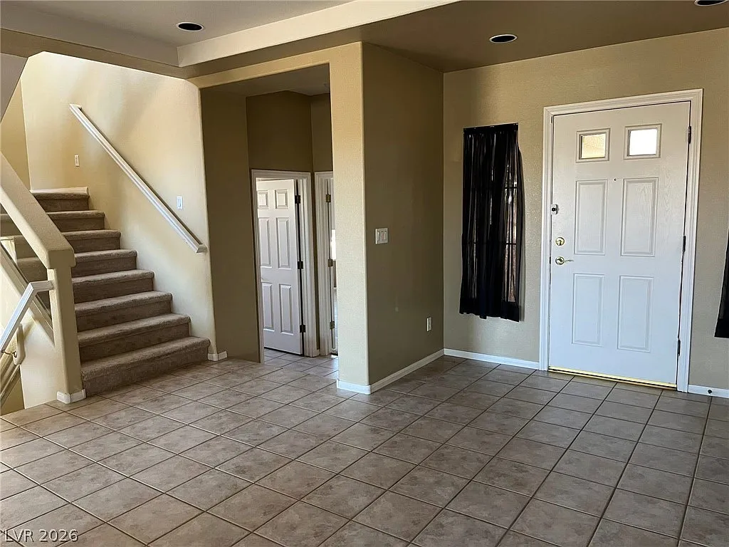 5 bed, 4.0 bath, 4861 sqft, $4,950 — Photo 4