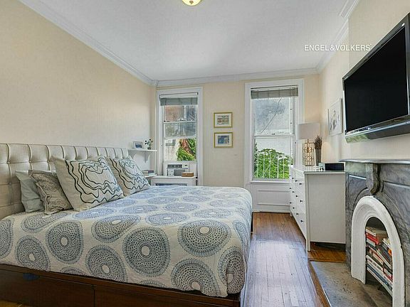 4th image of 255 W 4th St #3/4