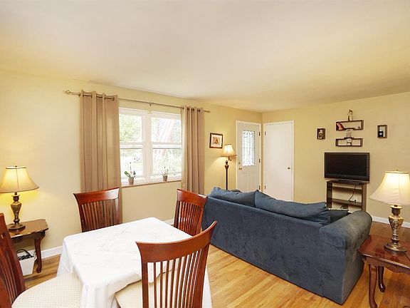 4th image of 8935 Applewood Dr