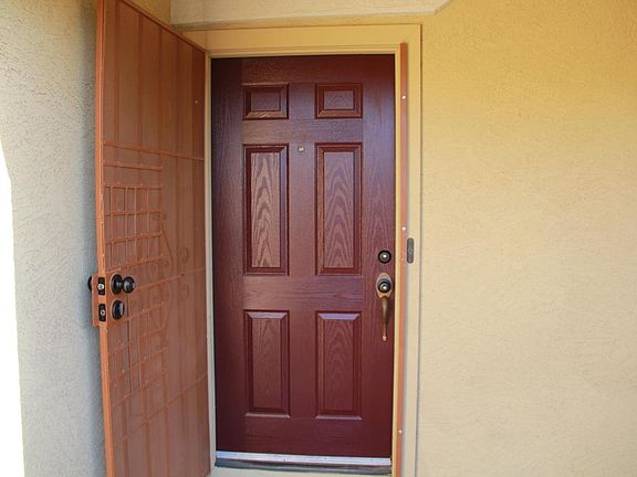 3rd image of 913 E Corral St