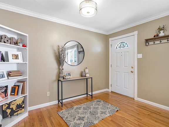 5th image of 803 Rainbow Dr