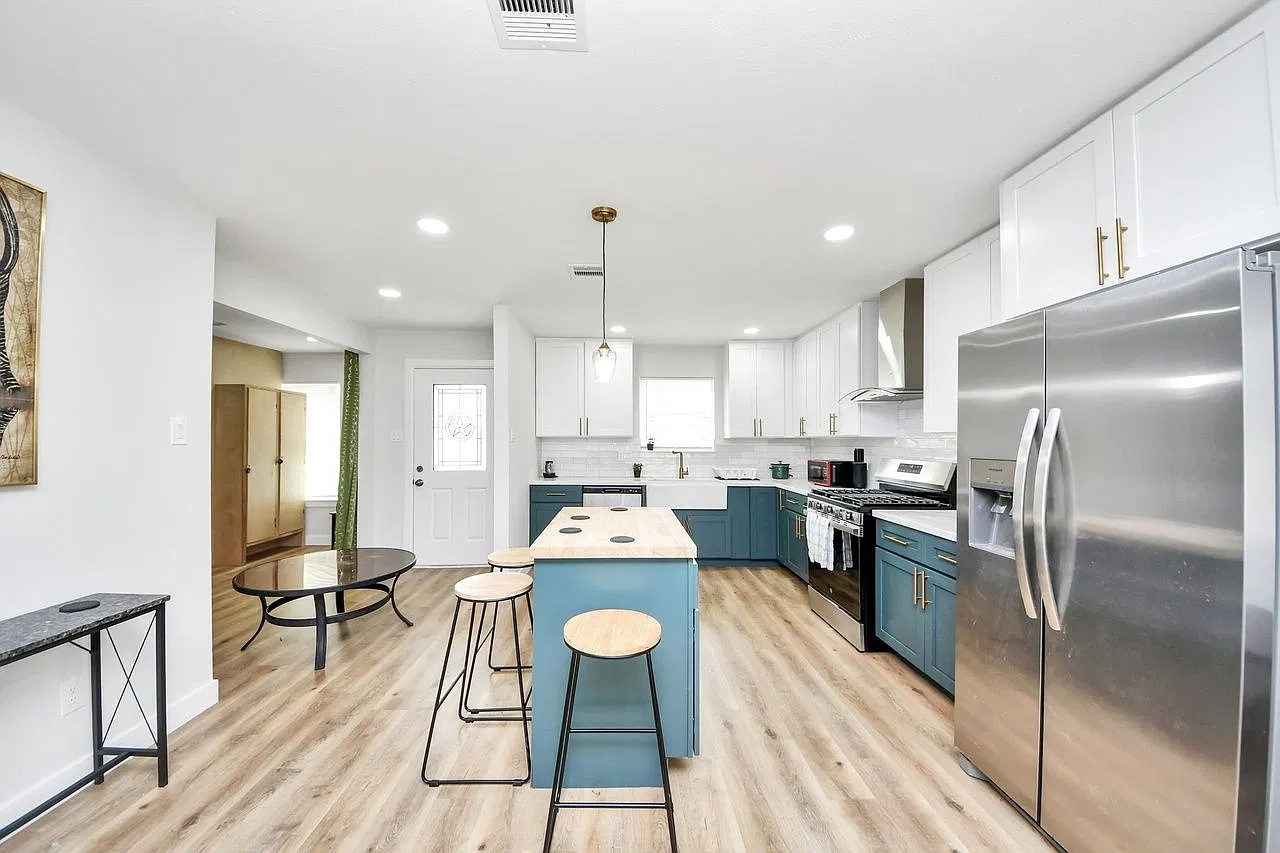 3 bed, 2.0 bath, 1200 sqft, $2,349 — Photo 4