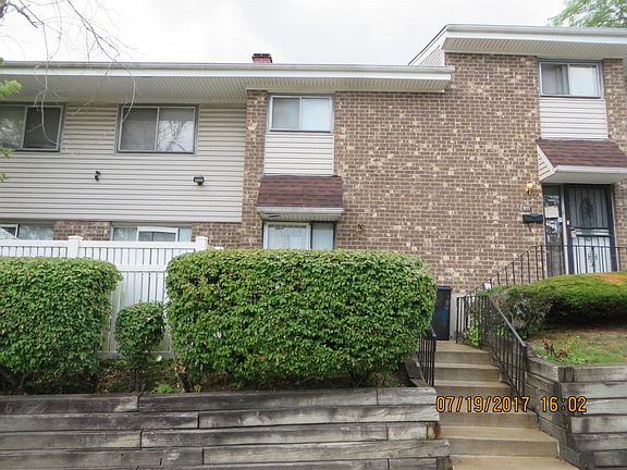 2nd image of 813 White Oak Ln