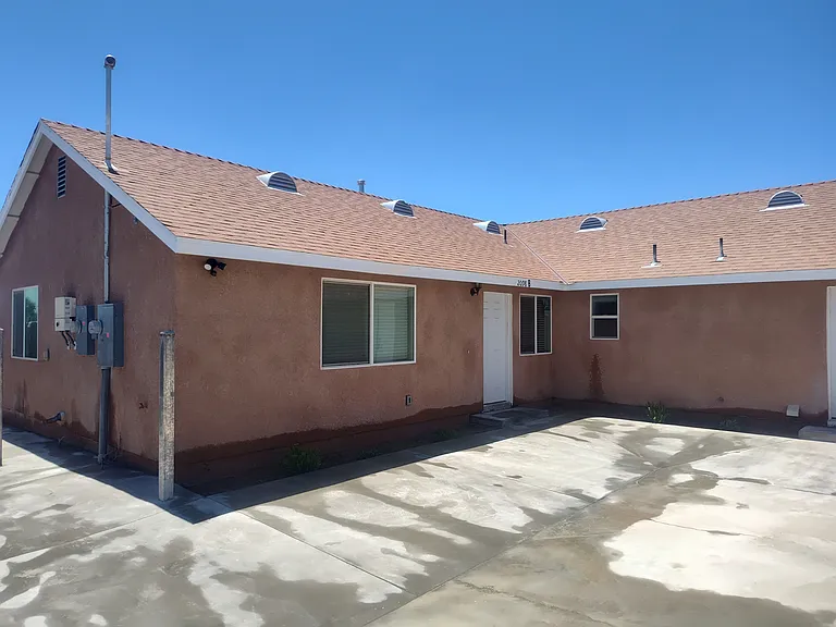 2098 Poplar St #A/B — Photo 1