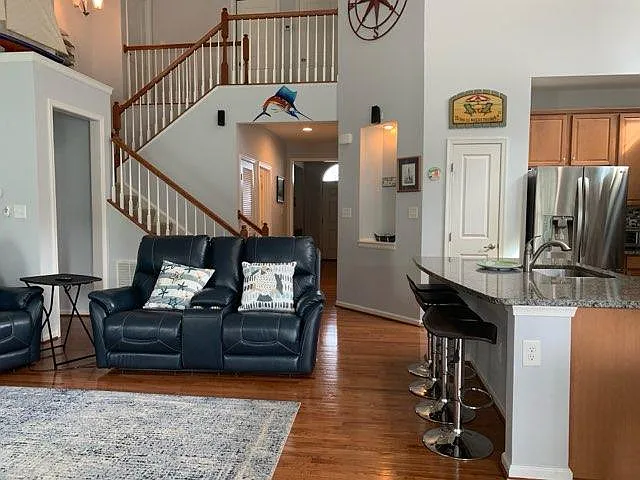 5 bed, 2700 sqft, $2,500 — Photo 4