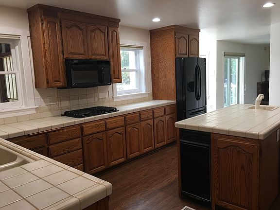 5th image of 373 Laurel Ln