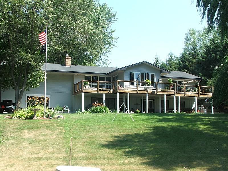 Fantastic w/o ramber w/125' of lakeshore on Crawford Lake!