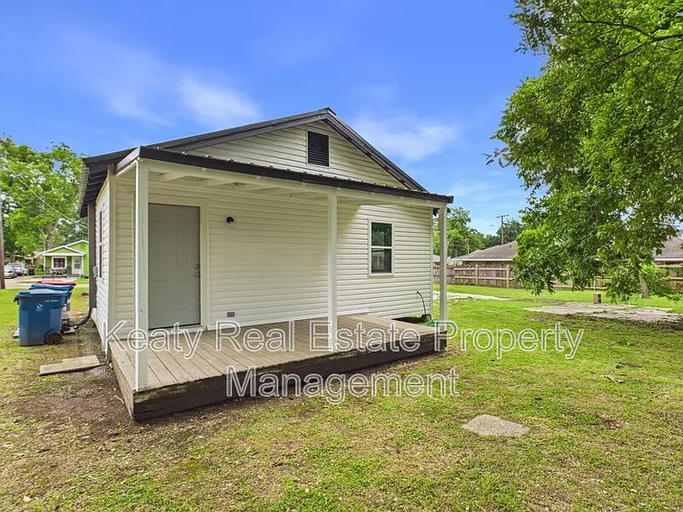 908 Saint Charles St — Photo 3