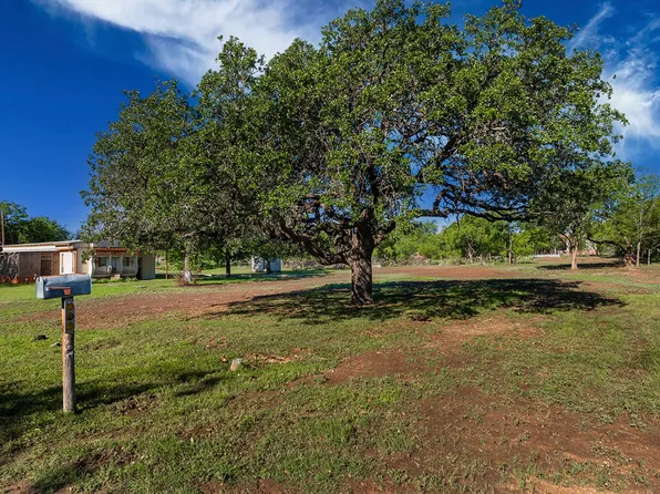 1214 S Mulberry St, Brady, TX 76825