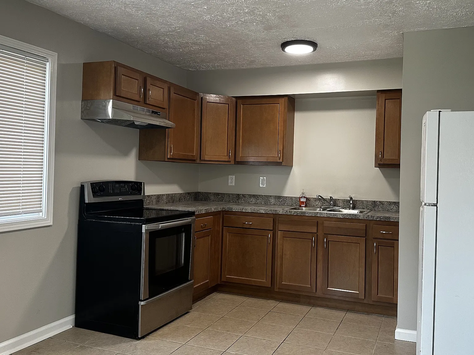 3 bed, 912 sqft, $1,145 — Photo 1