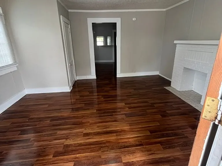 702 N Buchanan St — Photo 3