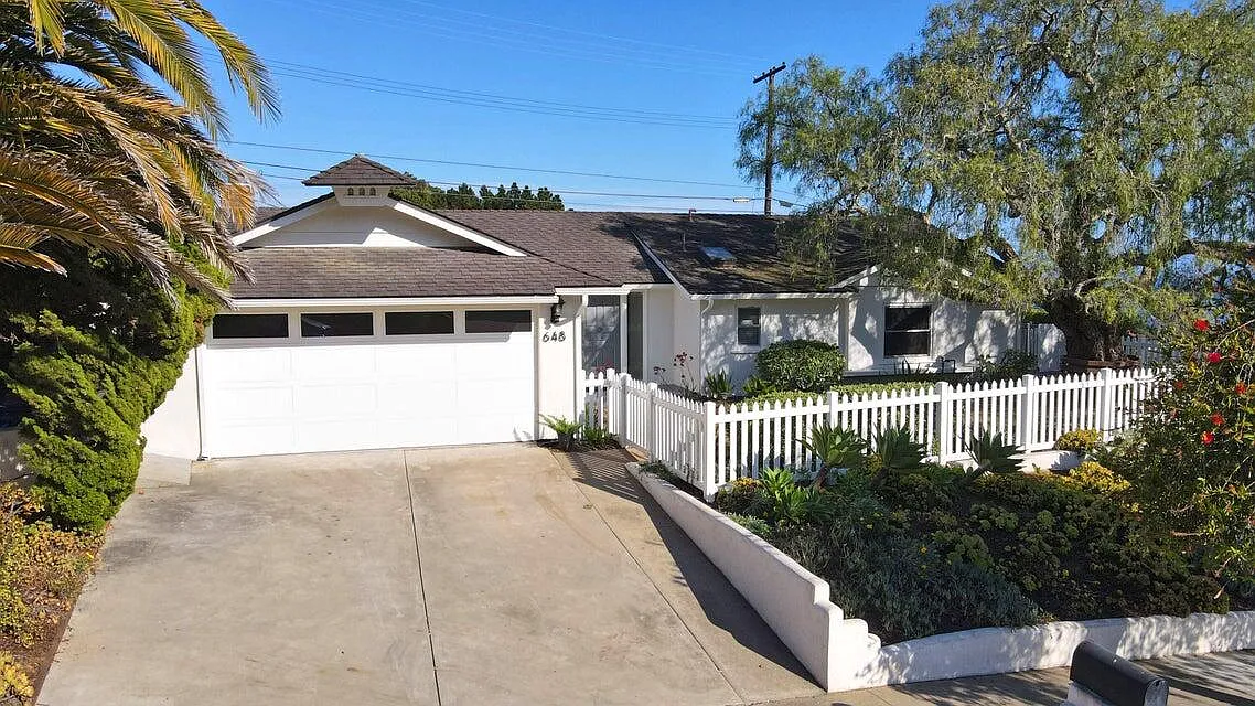 3 bed, 2.0 bath, 1692 sqft, $7,995 — Photo 2