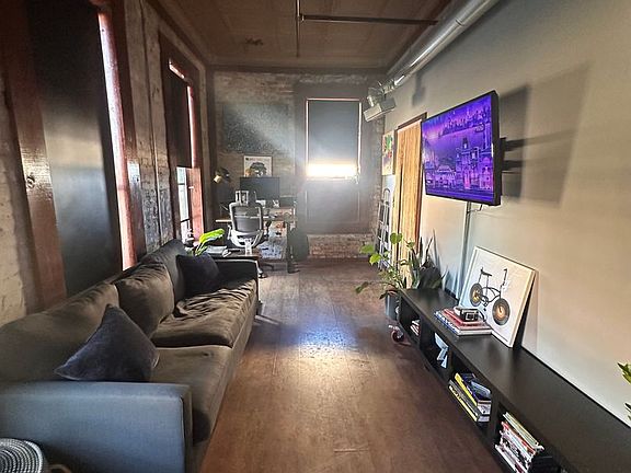4th image of 108-110 W Tyler St #200