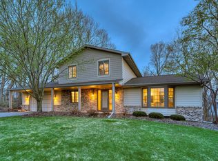 9520 Leaftop Cir, Eden Prairie, MN 55347