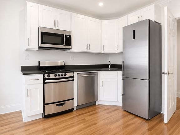 3rd image of 109 Park Pl APT 3R