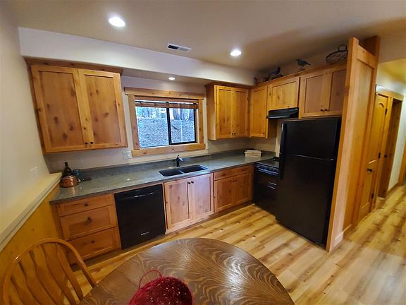 3rd image of 421 Arbutus Dr