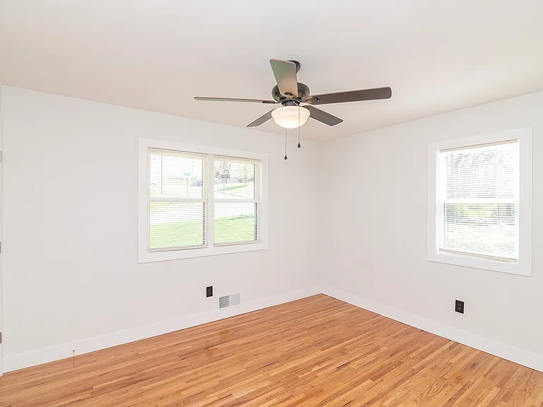 110 N Bluff St — Photo 8