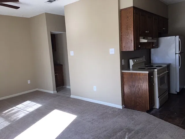 3 bed, $950 — Photo 2