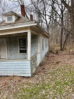 3rd image of 32 Lake Street