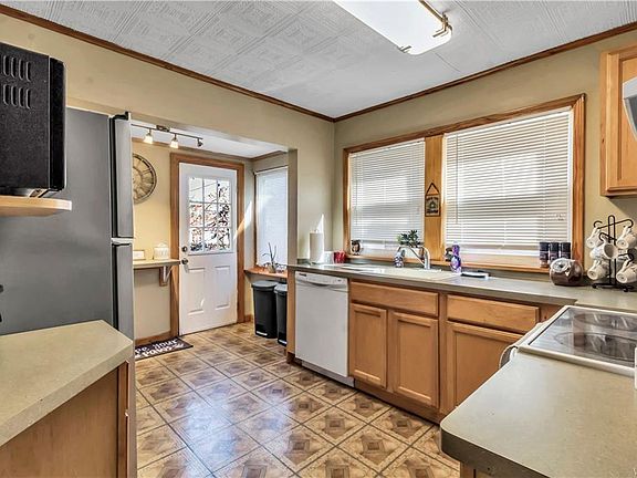5th image of 165 Crestwood Ave