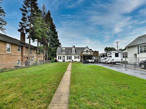 3rd image of 3006 N Oketo Ave