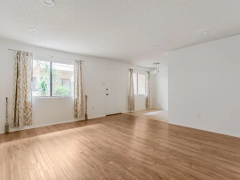 Chatsworth Rent This Now — Photo 33
