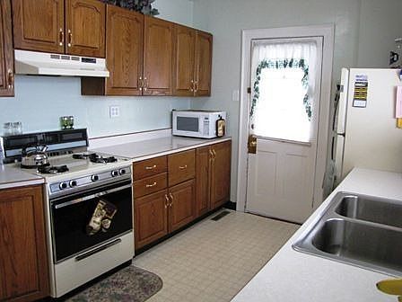 kitchen - lots of cabinets