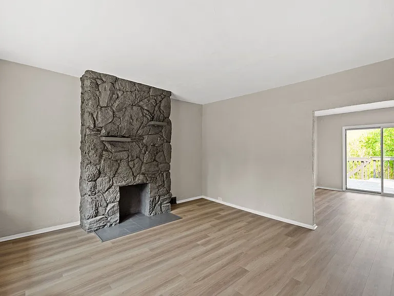 21 Lacona St — Photo 3