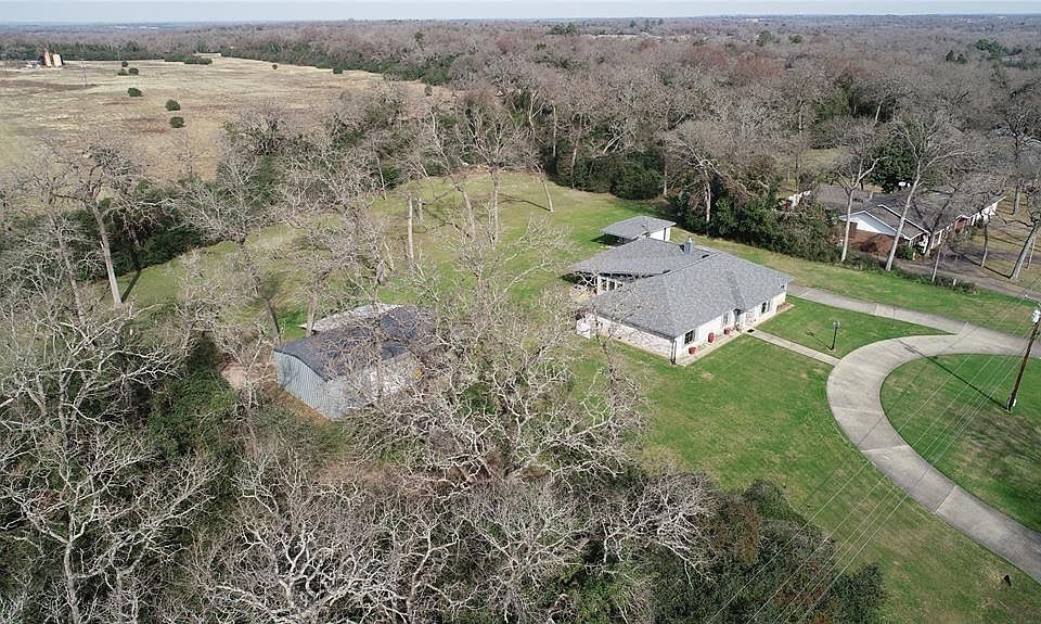 1st image of 141 Golfview Dr