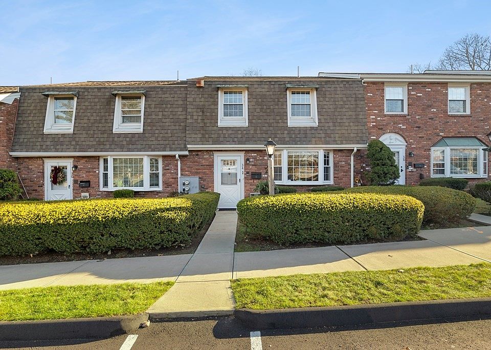 1st image of 34 Queensboro Ct Unit 34