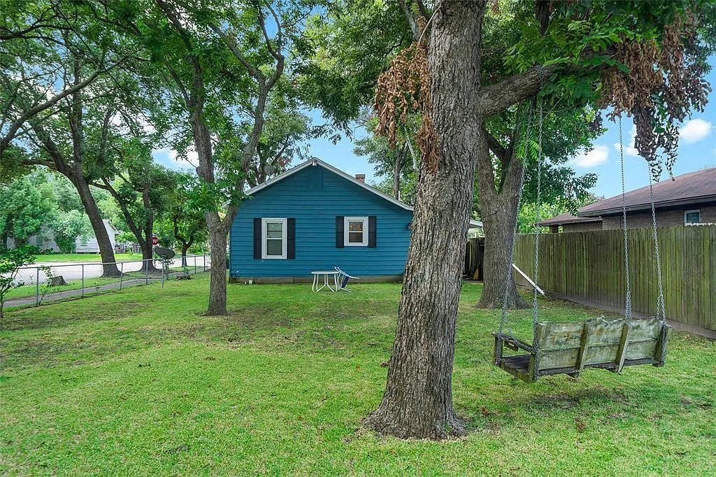 2 bed, 1.0 bath, 831 sqft, $1,350 — Photo 3