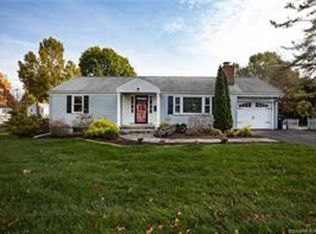 3 Crestwood Rd, West Hartford, CT 06107