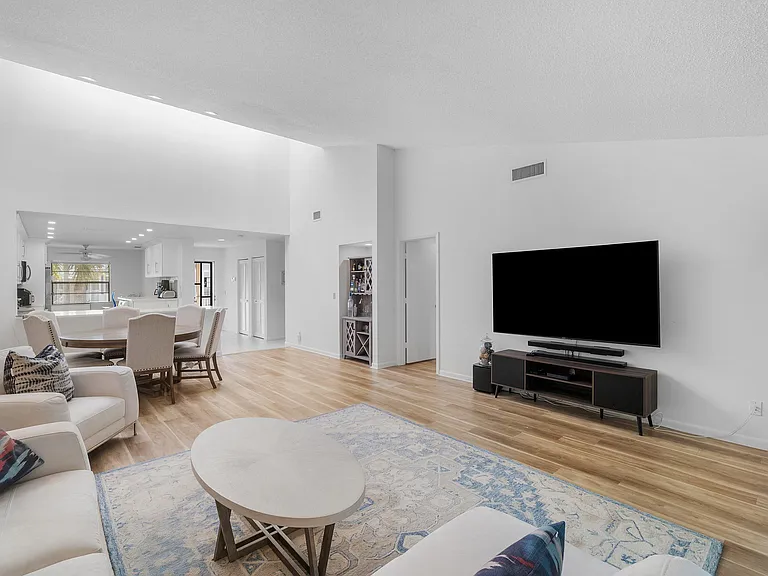 61 Eastgate Dr #D — Photo 3