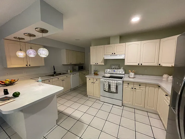 205 Lake Gene Dr — Photo 3
